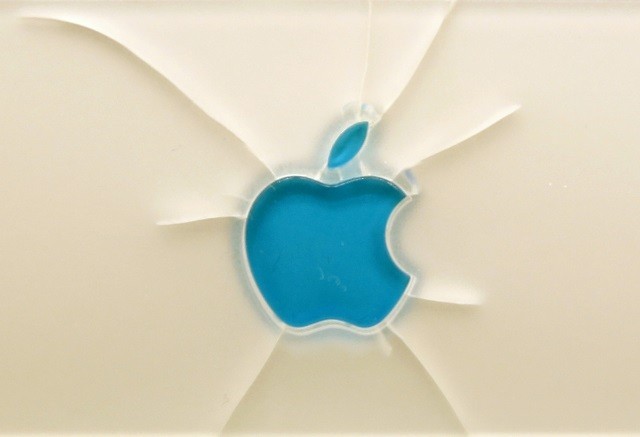 Broken Apple Logo on a Machintosh Powerbook 180 in an exhibition, 2013.