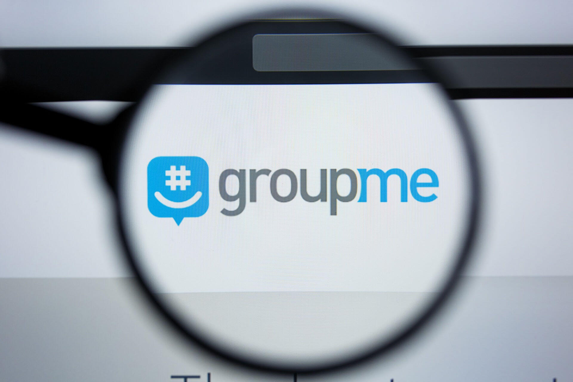 How can I set the dark theme in the new GroupMe for Windows 10