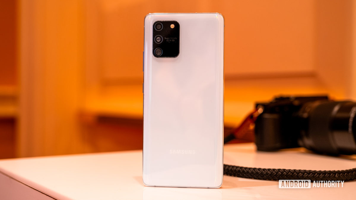 Samsung Galaxy S10 Lite back on table