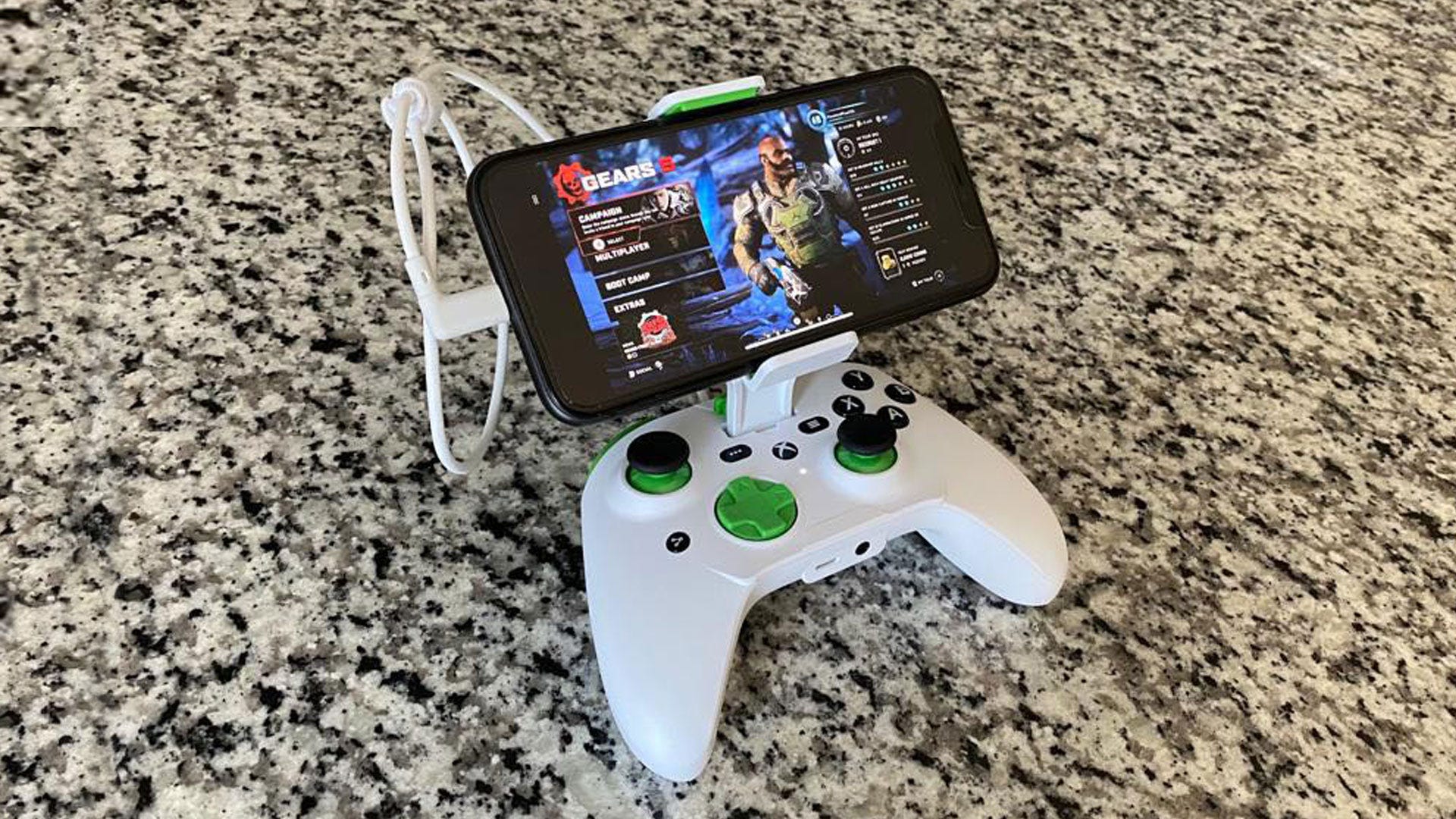 RiotPWR Xbox Cloud Gaming Controller (iOS) Review: A Clunky Design Is Better Than Nothing