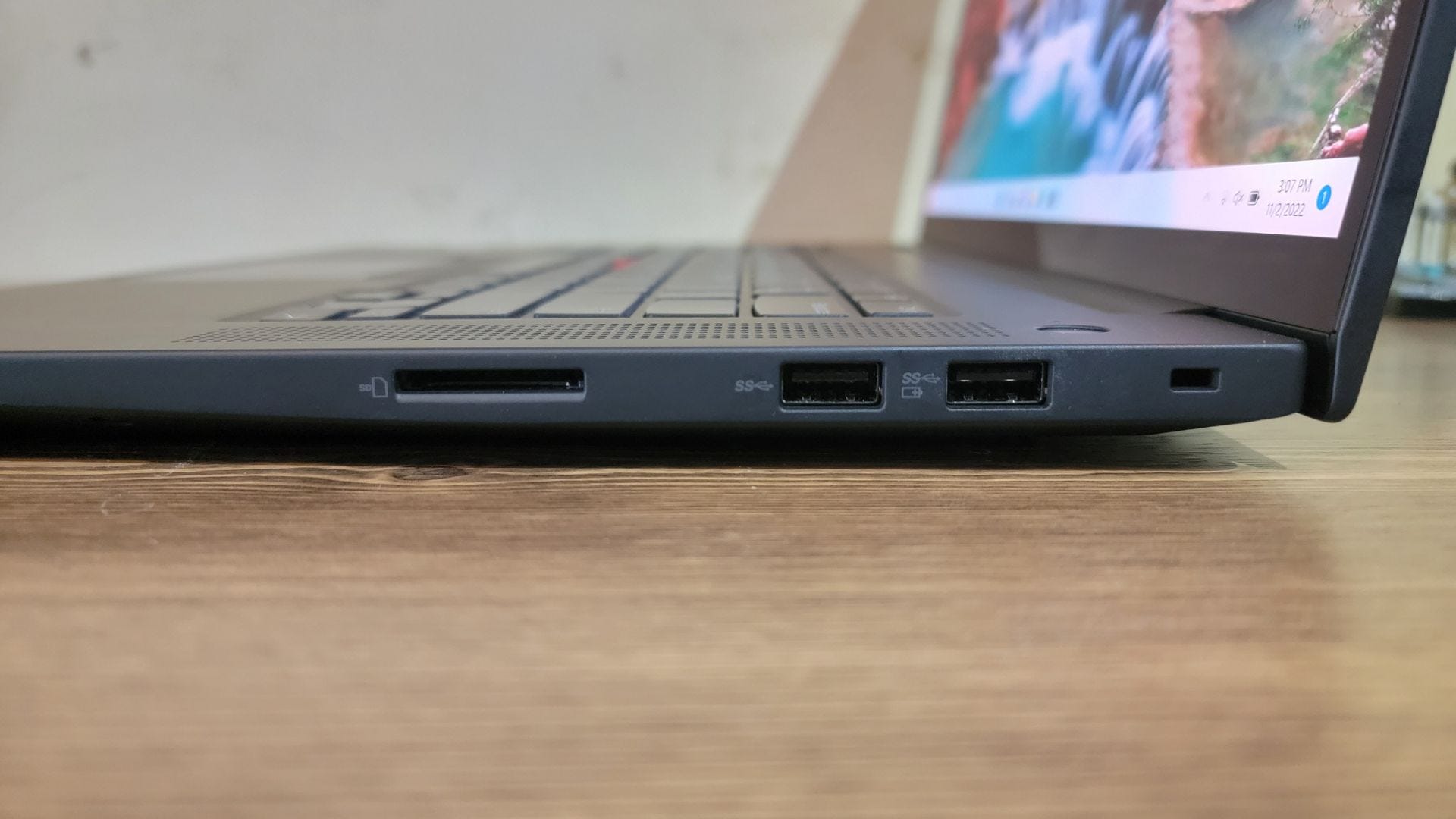 Ports available on the right side of Lenovo ThinkPad X1 Extreme Gen 5