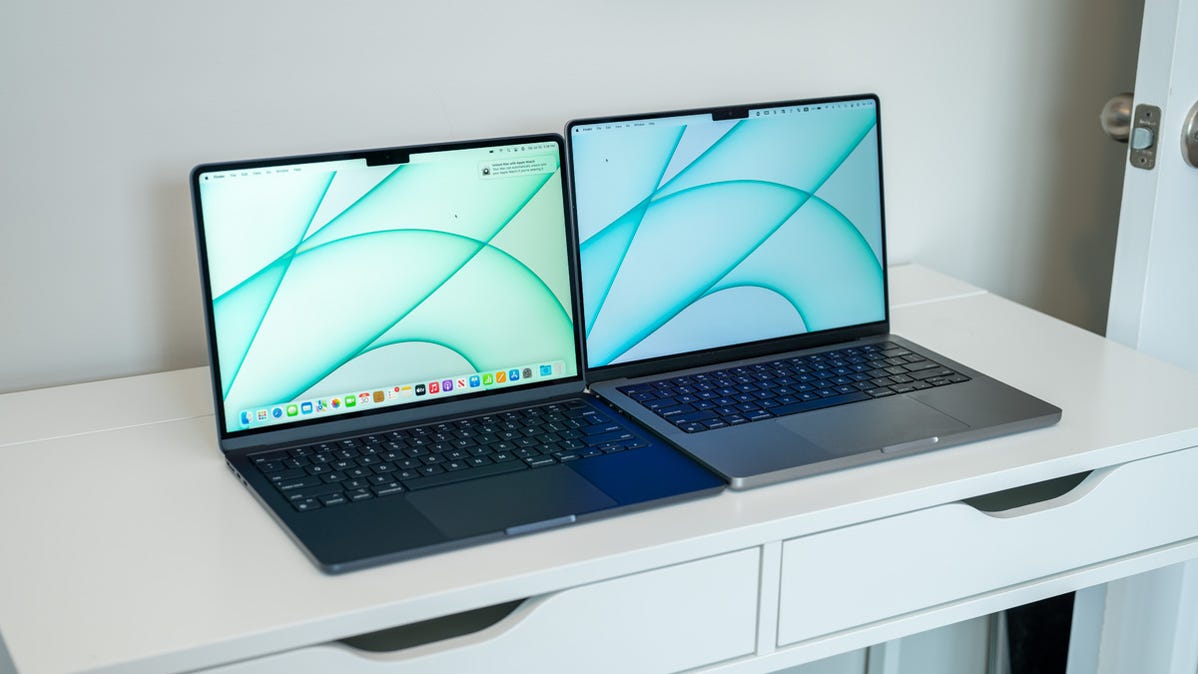 2022 M2 Apple MacBook Air's display vs 2021 MacBook Pro