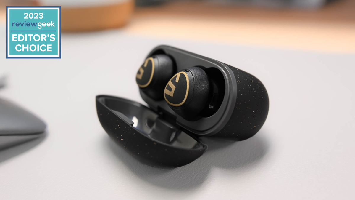 Soundpeats mini pro hs case open on desk