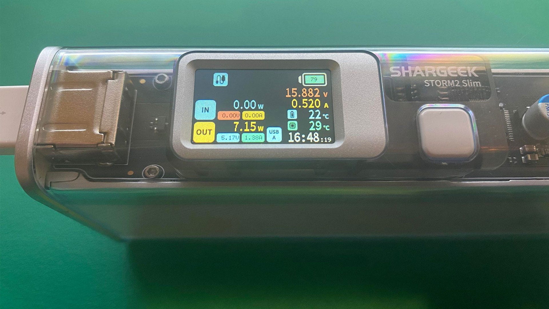 Shargeek Storm 2 Slim showing 7w output charging to iPhone
