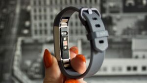 fitbit-patents-a-blood-pressure-monitor-built-into-a-smartwatch
