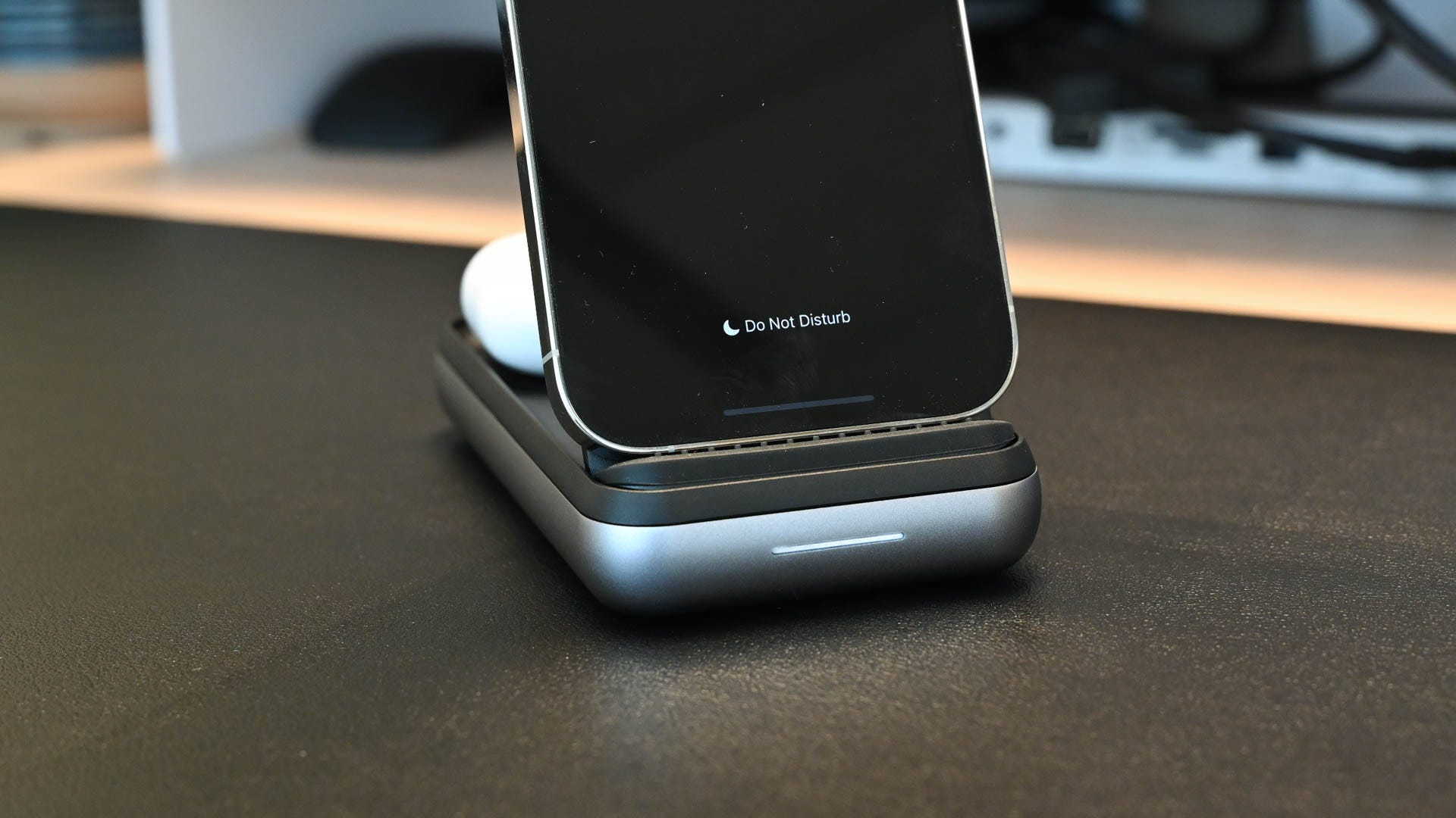 Indicator light on the Satechi Duo Wireless Charger Power Stand