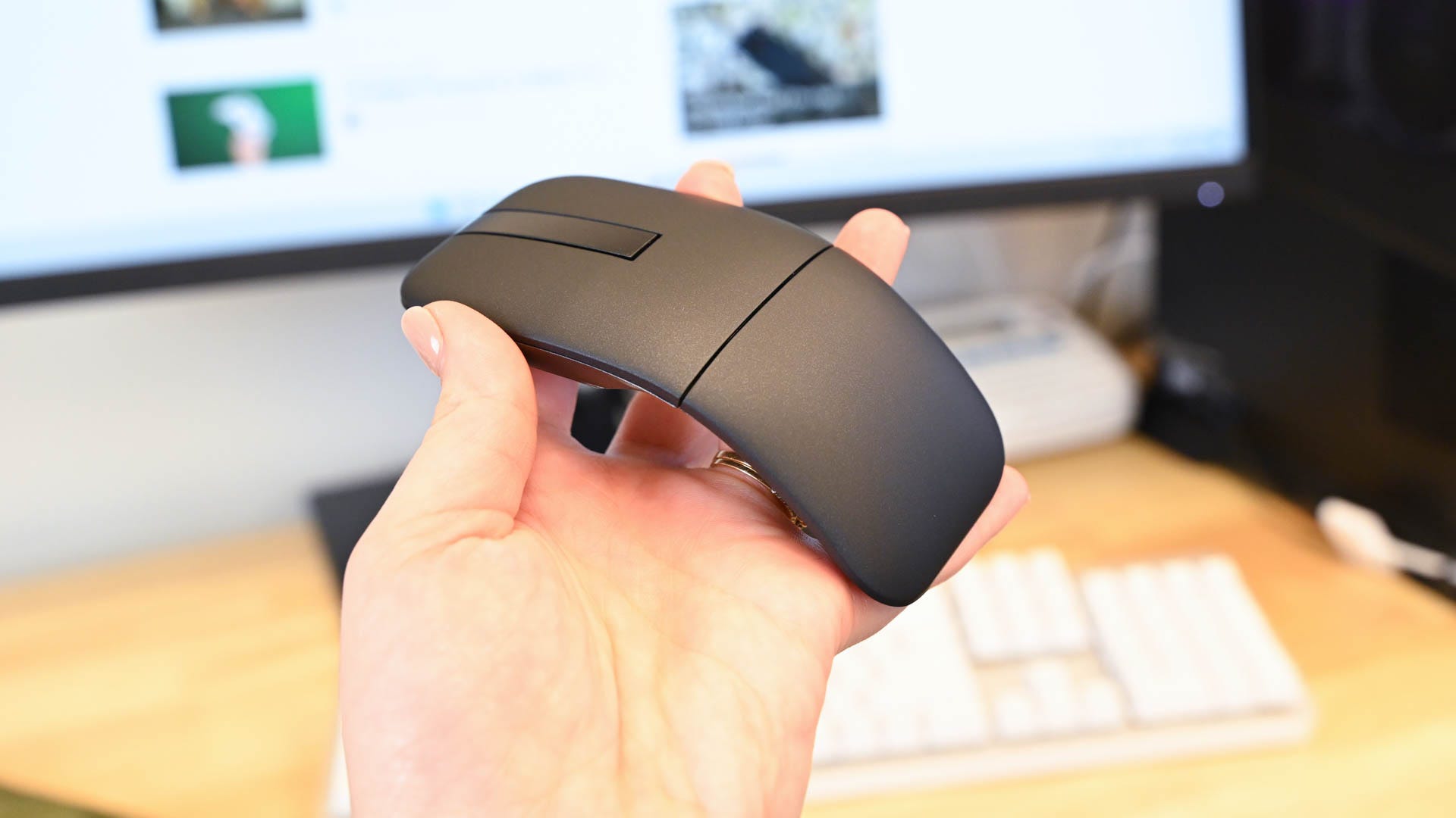 Person Holding Dell Portable Ms700 Mouse
