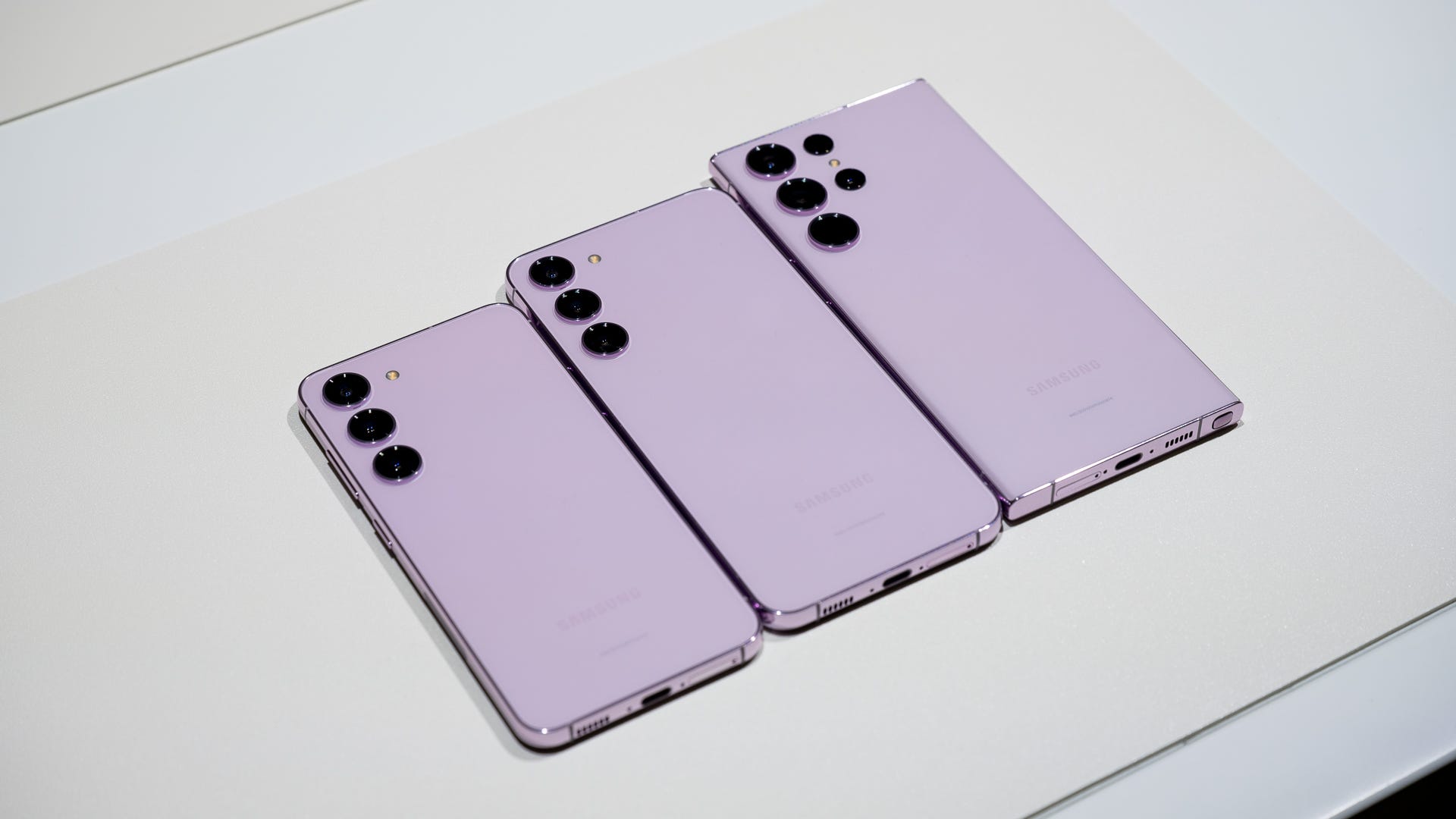 Samsung Galaxy S23, S23 Plus, S23 Ultra in Lavender laying on a table