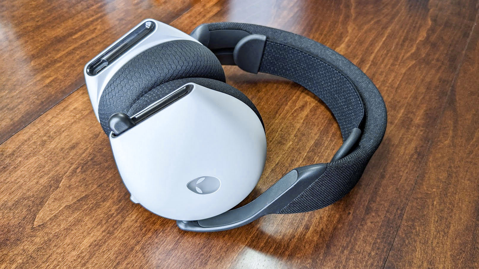 Review: Alienware 720H Dual-Mode Wireless Gaming Headset would be perfect if not for one glaring issue