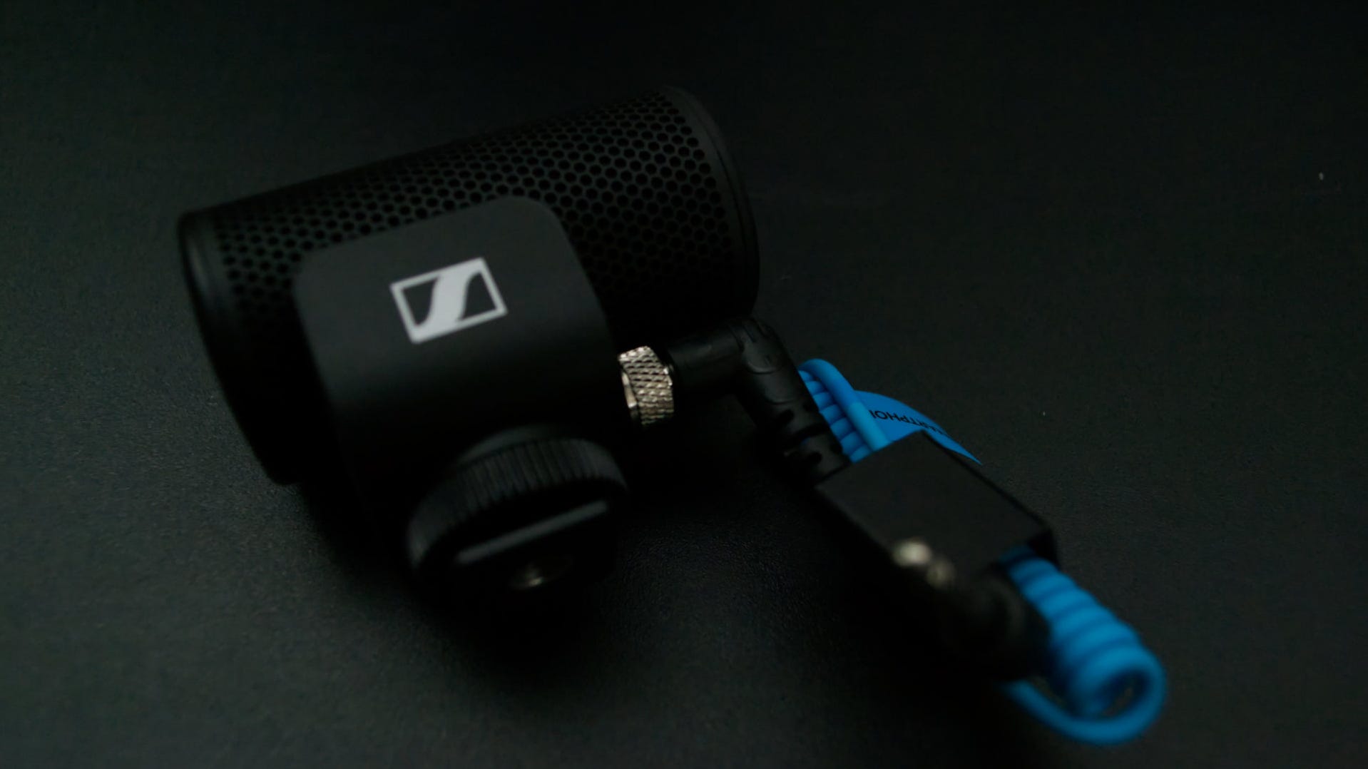Sennheiser MKE 200 Mobile Kit cable plugged in and locked