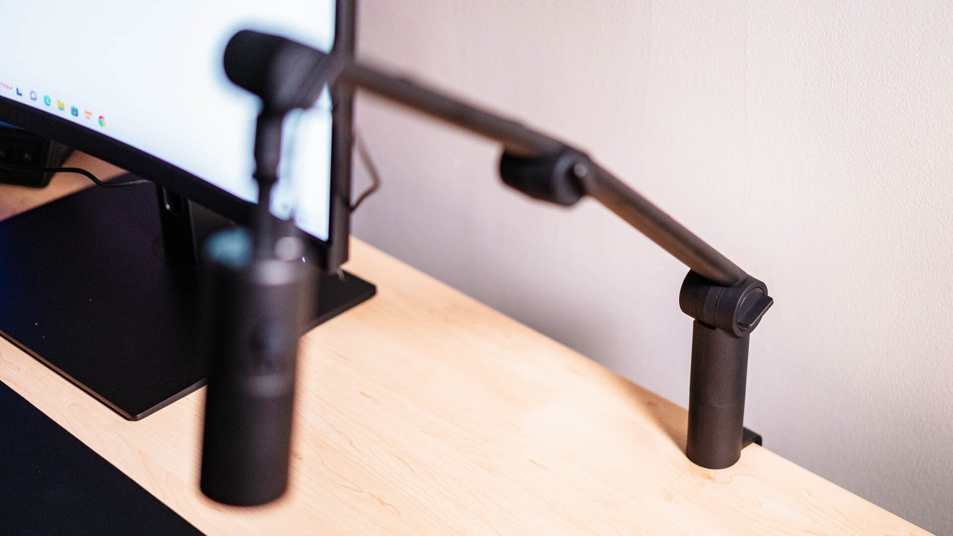 nzxt-capsule-mini-boom-arm-clamp-attached-to-a-desk-1502431