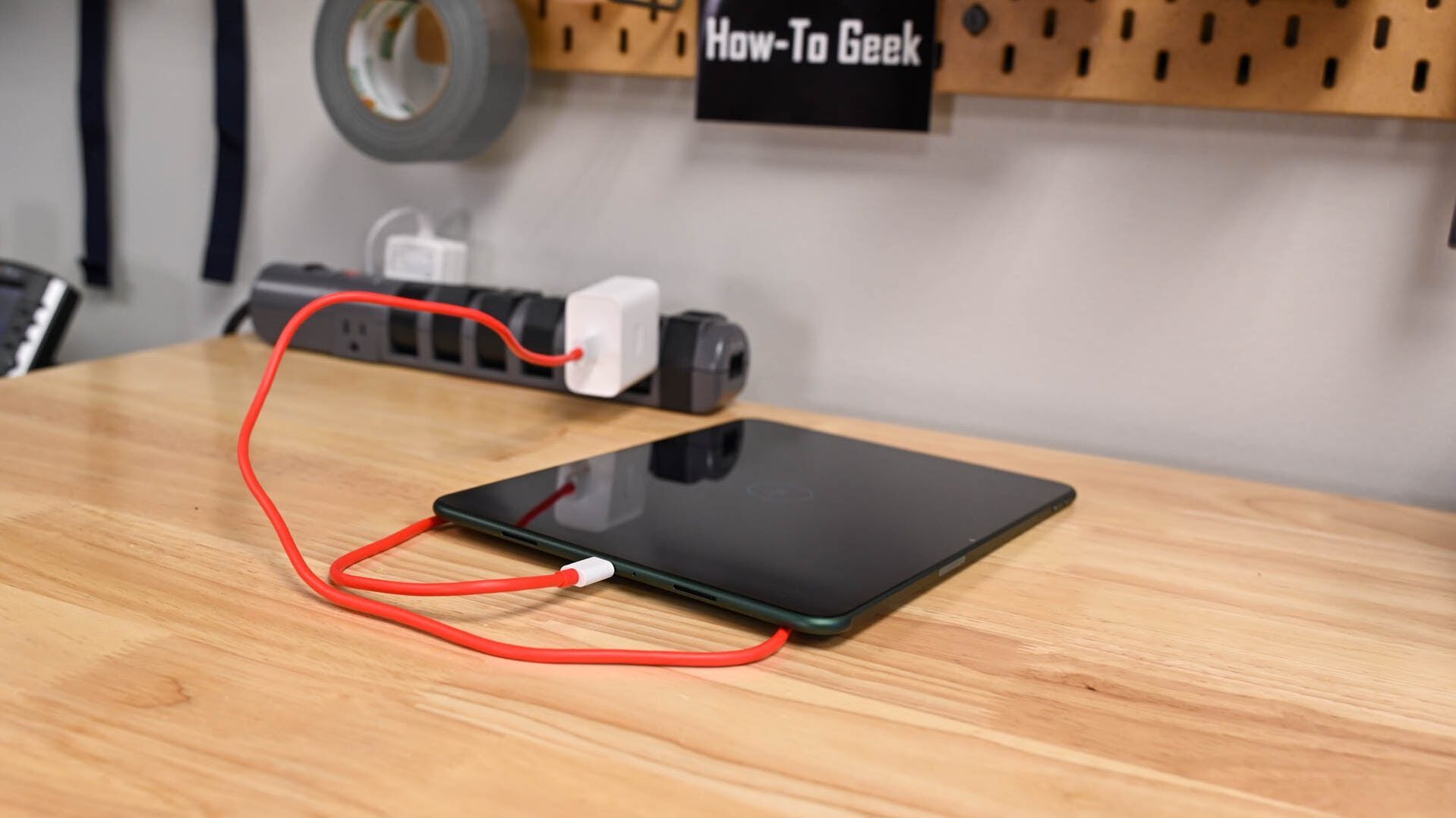 oneplus-pad-charging-on-a-workbenchjpg_52793550651_o-7837620-1286125