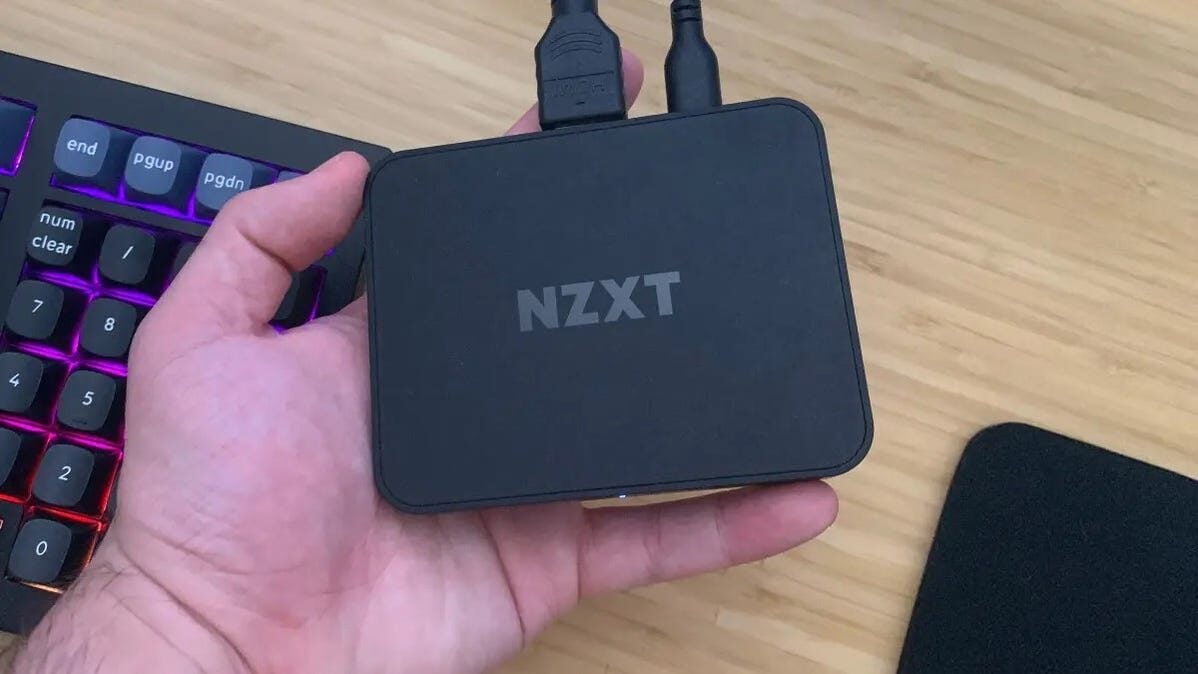 nzxt-signal-4k30-in-hand-3329832-5340428