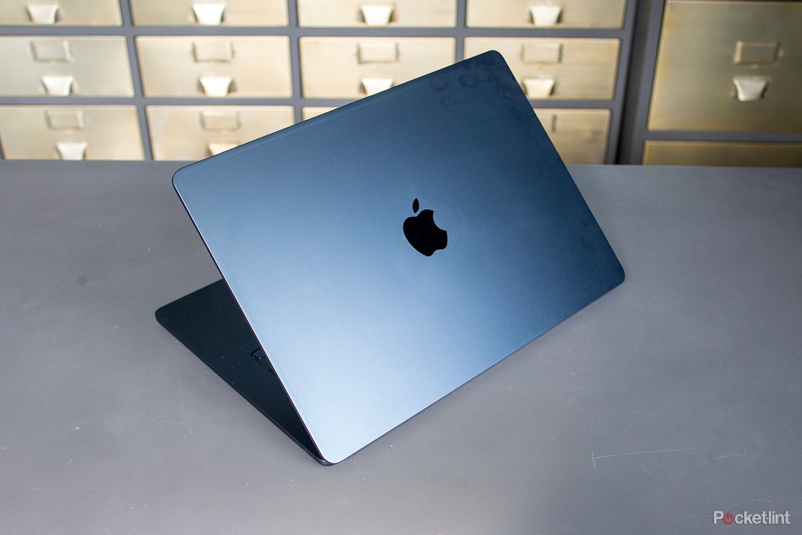 apple-macbook-air-15-inch-(m2,-2023)-review:-bigger-is-better