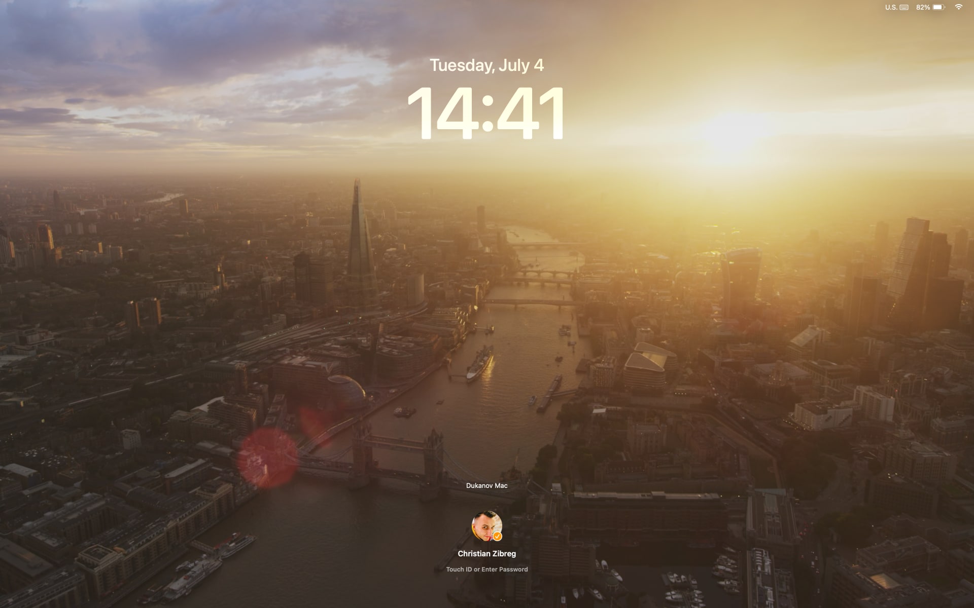 The Mac's Lock Screen with the London aerial theme