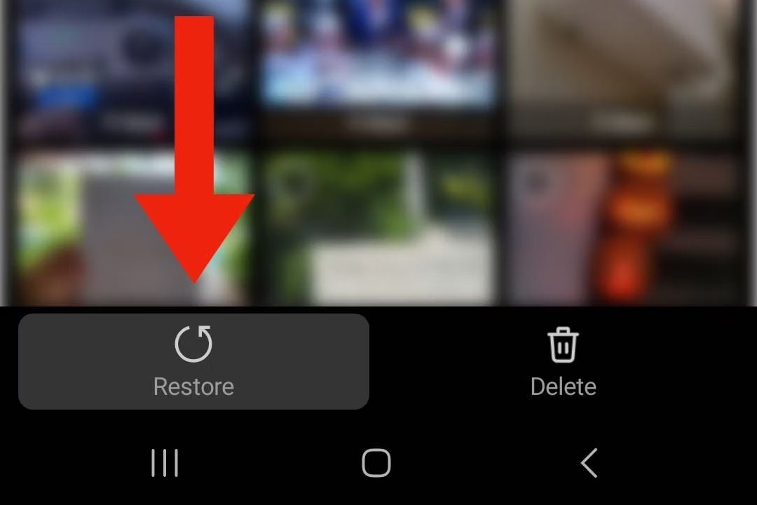 Arrow pointing to the phote restore feature on Samsung. 