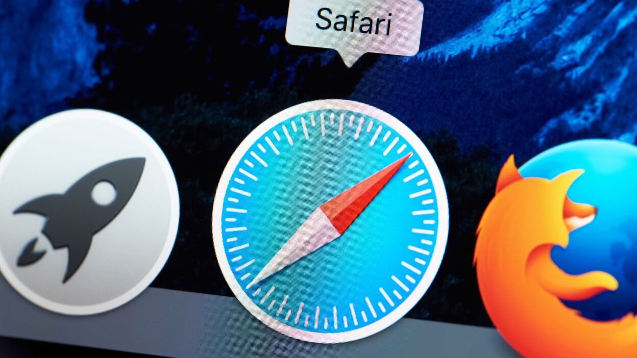 A closeup of the Safari icon in a Mac system tray